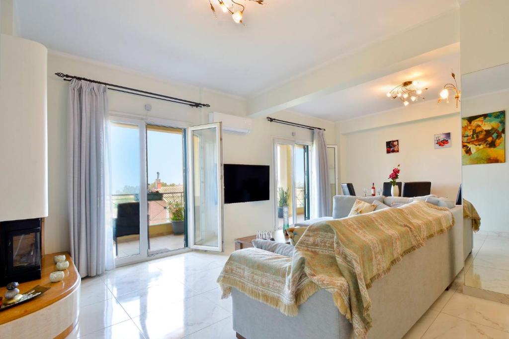 - une grande chambre avec un lit et une cheminée dans l'établissement Corfu SeaTy Apartment, à Corfou