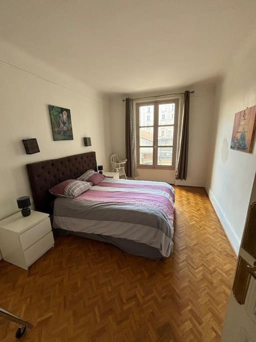 une chambre avec un lit et une fenêtre dans l'établissement Appartement T3 Paris Choisy-le-Roi, à Choisy-le-Roi