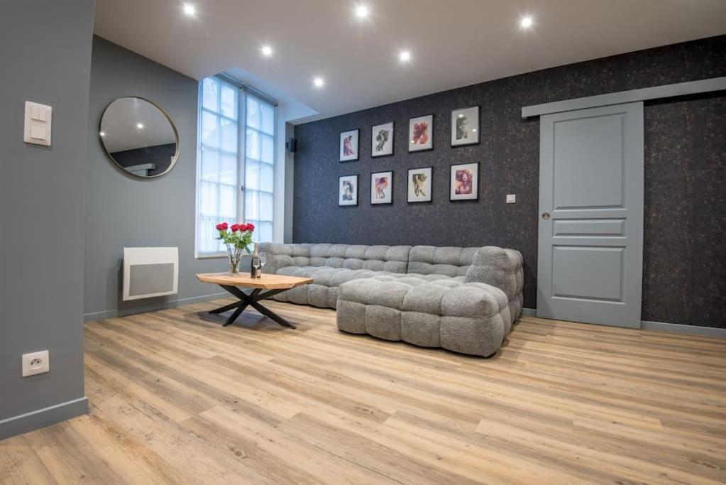 un salon avec un canapé et une table dans l'établissement L'escapade, à Angers