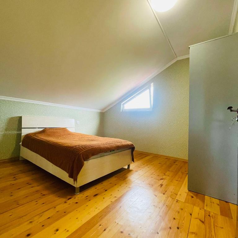 Postel nebo postele na pokoji v ubytování Bazaleti lake home