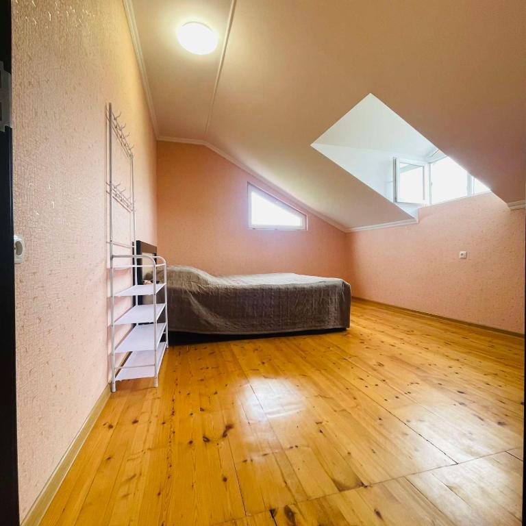 Posezení v ubytování Bazaleti lake home