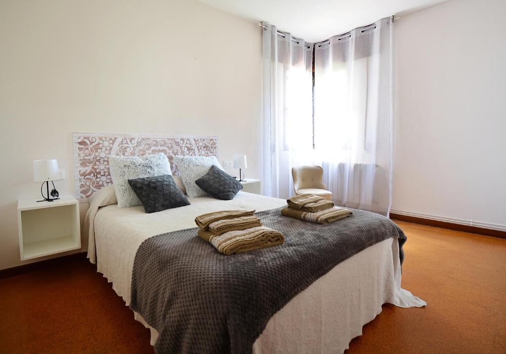 a bedroom with a bed with towels on it at Casa frente al mar en A Illa de Arousa in Isla de Arosa