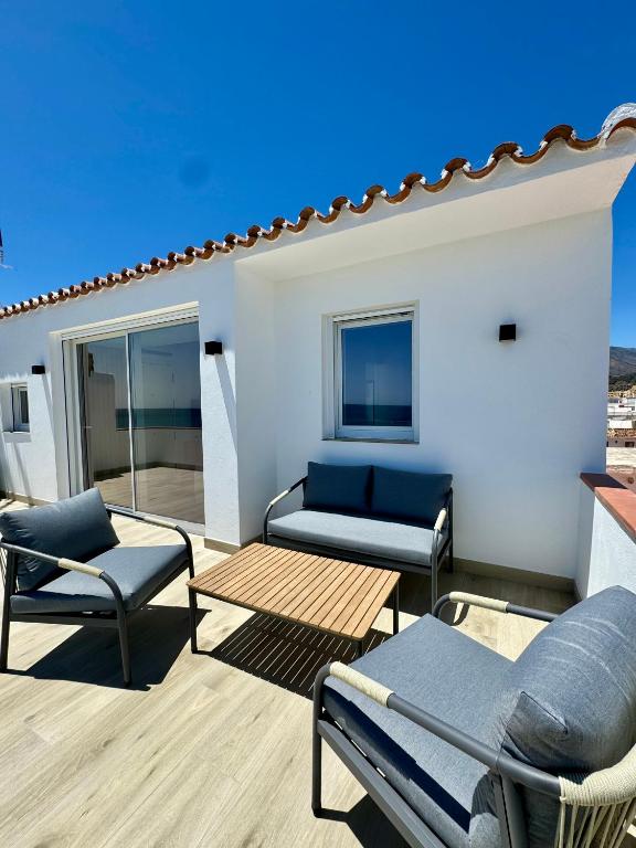 Un balcón o terraza de SunnyPalms - Beachfront Penthouse with stunning sea view