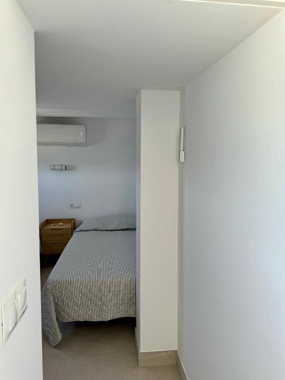 Cama o camas de una habitación en SunnyPalms - Beachfront Penthouse with stunning sea view