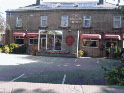 un edificio de ladrillo con una señal de stop delante de él en Brecon Hotel Sheffield Rotherham, en Rotherham