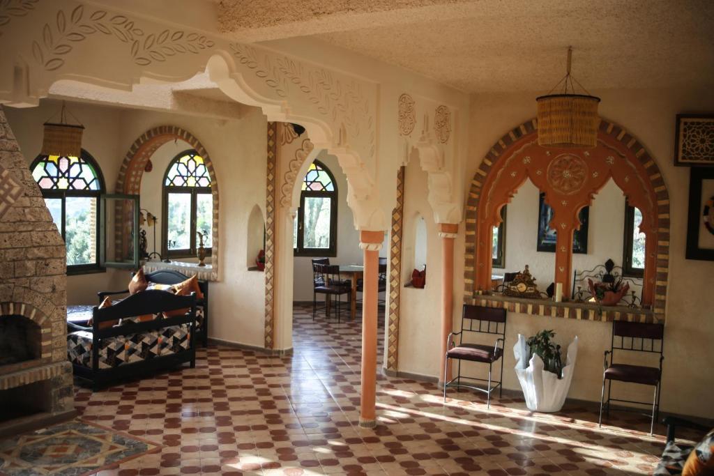 Habitación con chimenea y cama individual. en Haven Hills Social Club, en Chefchaouen