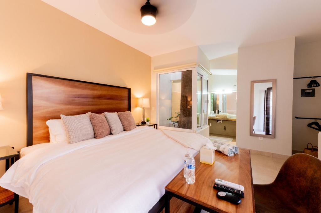 Casa Victoria Malecón - Adults Only - King Room With Pool View