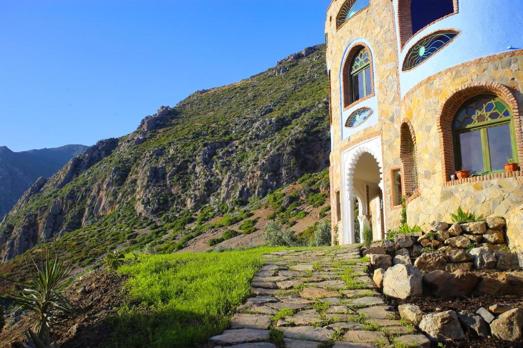 un edificio en una colina junto a una montaña en Haven Hills Social Club, en Chefchaouen