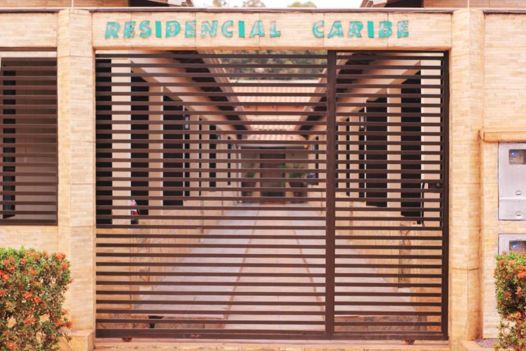 un cancello di metallo di fronte a un edificio di FLAT Residencial Caribe a Confresa