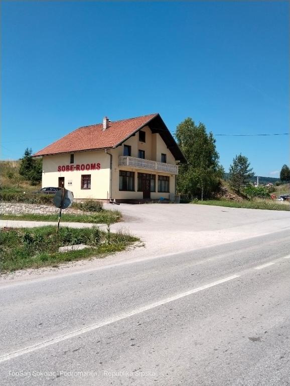 a building on the side of a road at Topsan Prenociste Rooms in Sokolac