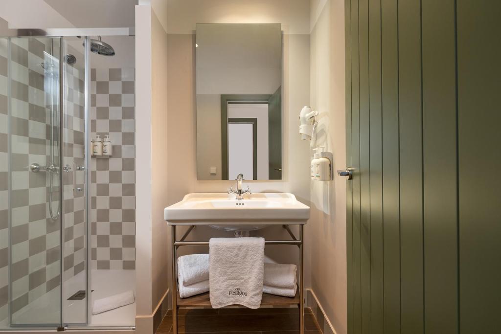 een badkamer met wastafel en douche bij Casa Postigos in Marbella