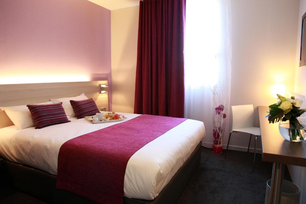 Postel nebo postele na pokoji v ubytování Brit Hotel Vannes-Theix