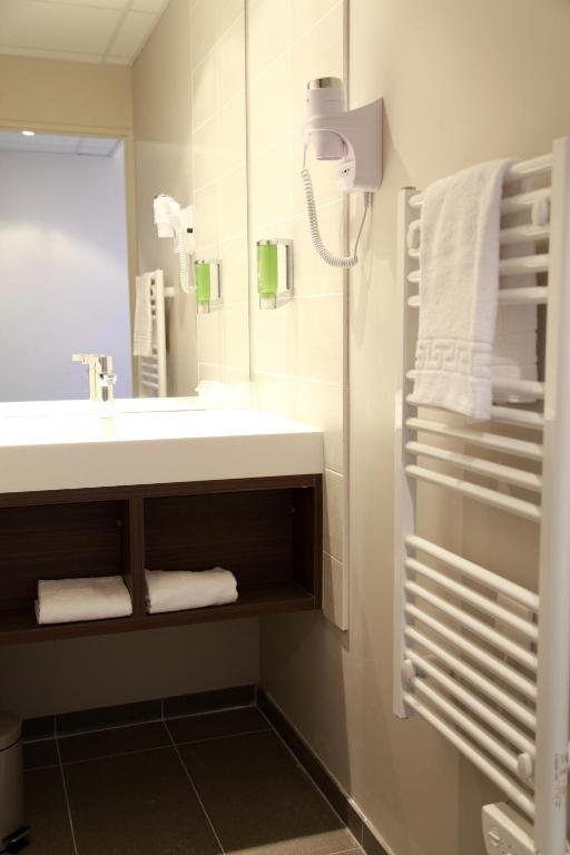 Koupelna v ubytování Brit Hotel Vannes-Theix