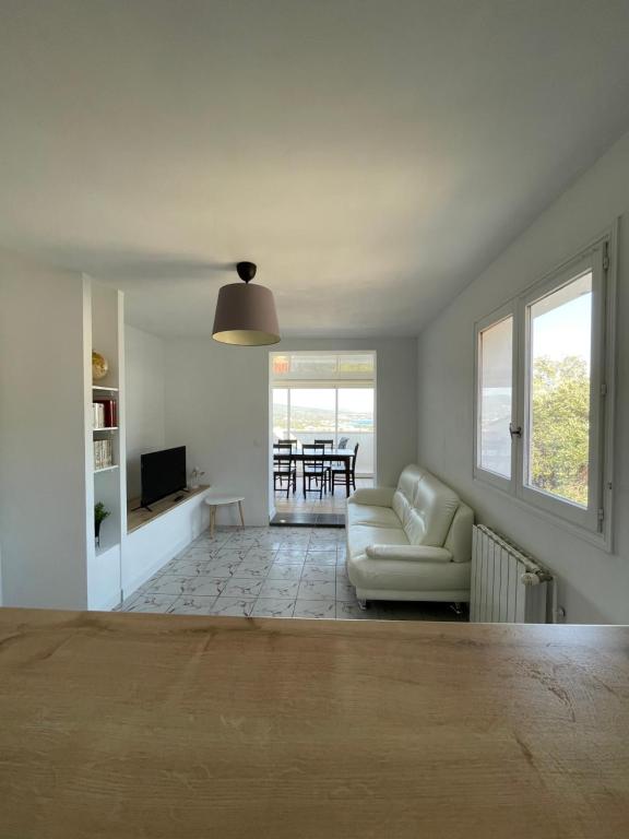 ラ・シオタにあるHaut de villa avec vue mer et terrasseの白いソファとテーブルのあるリビングルーム