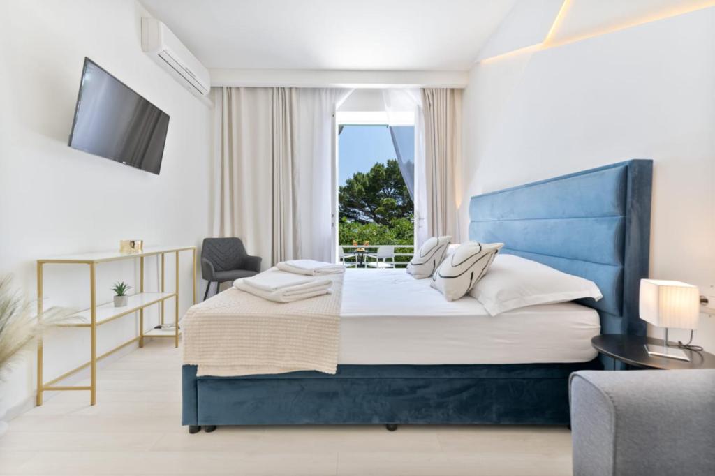 Postel nebo postele na pokoji v ubytování Aurora Beachfront Luxury Rooms&Suites