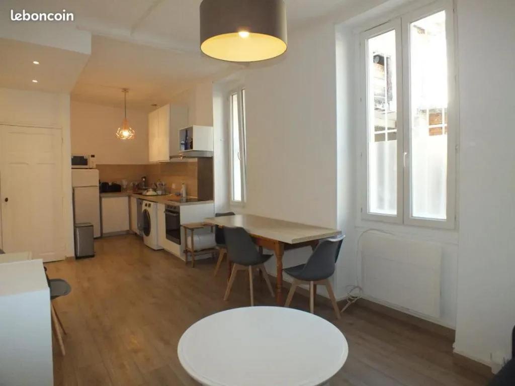 une cuisine et une salle à manger avec une table et des chaises dans l'établissement Appartement charmant à Avignon, 40 m², proche du centre historique, à Avignon