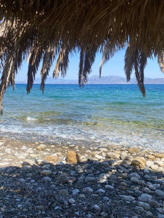 une vue sur l'océan depuis la plage dans l'établissement Paradise house, à Kato Alepochori