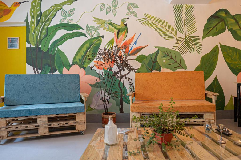 Posezení v ubytování Laureles Garden Hostel
