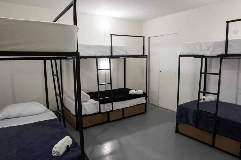 Postel nebo postele na pokoji v ubytování Laureles Garden Hostel