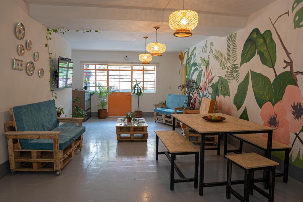 Posezení v ubytování Laureles Garden Hostel
