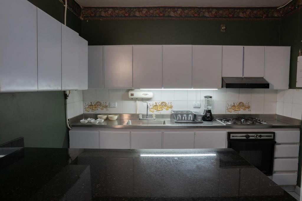 Kuchyň nebo kuchyňský kout v ubytování Laureles Garden Hostel