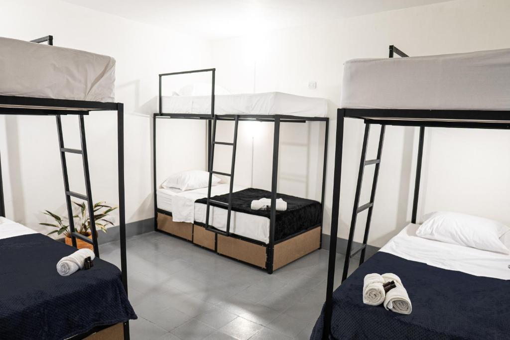 Postel nebo postele na pokoji v ubytování Laureles Garden Hostel