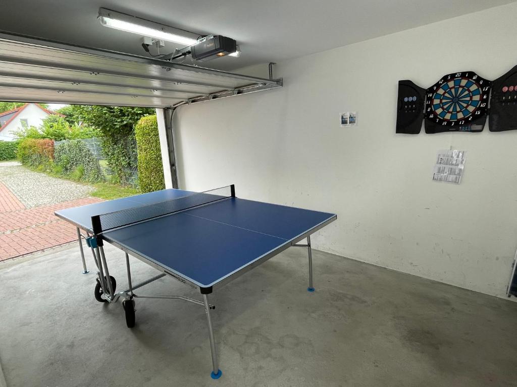 Stolní tenis v ubytování Haus Admiral mit Garten, 5 Gehminuten zum Strand, inklusive WLAN, Sauna, Kamin, Tischtennisplatte, Bollerwagen für den Strand nebo okolí