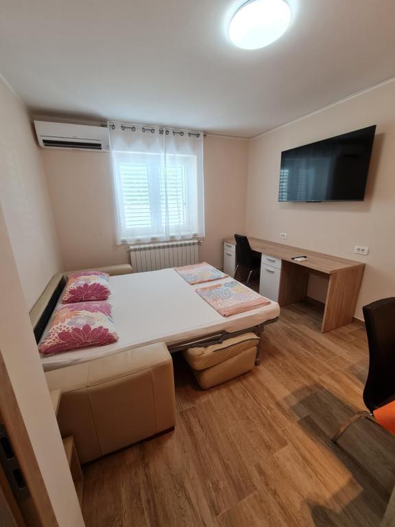 TV a/nebo společenská místnost v ubytování Sunshine apartment 3