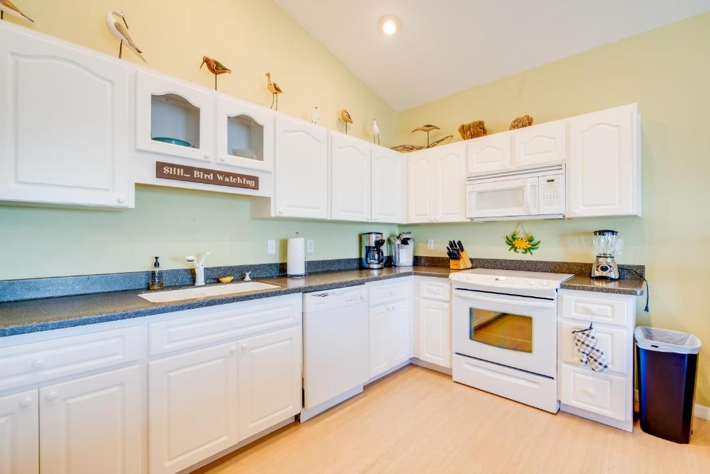 Majoituspaikan Oceanfront Oasis in Cedar Key with 2 Balconies! keittiö tai keittotila