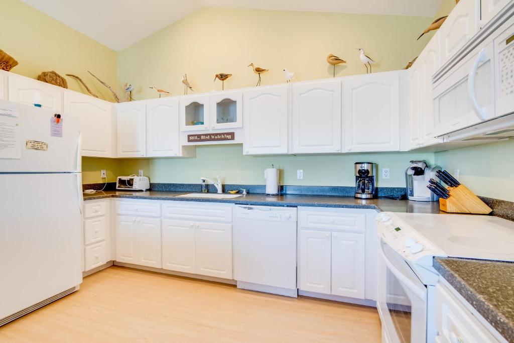 Majoituspaikan Oceanfront Oasis in Cedar Key with 2 Balconies! keittiö tai keittotila