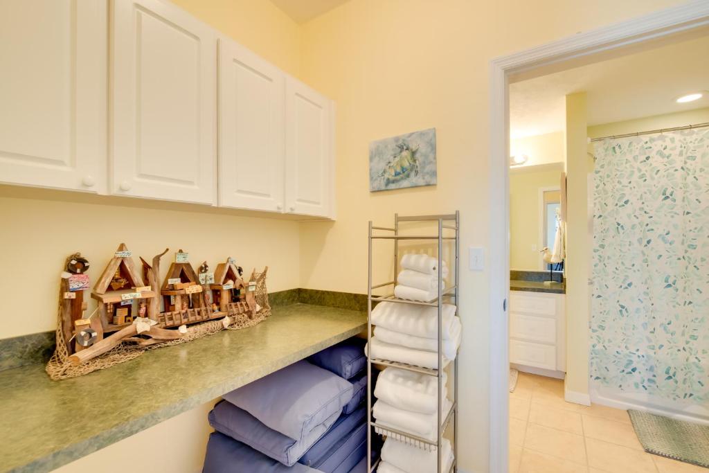 Majoituspaikan Oceanfront Oasis in Cedar Key with 2 Balconies! keittiö tai keittotila