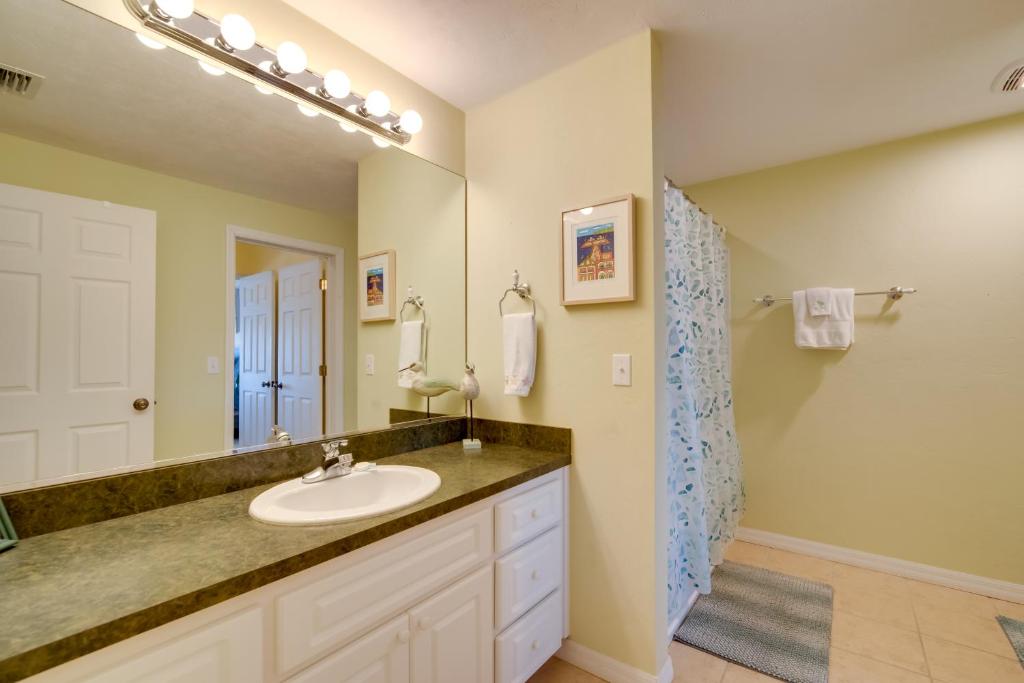 Kylpyhuone majoituspaikassa Oceanfront Oasis in Cedar Key with 2 Balconies!