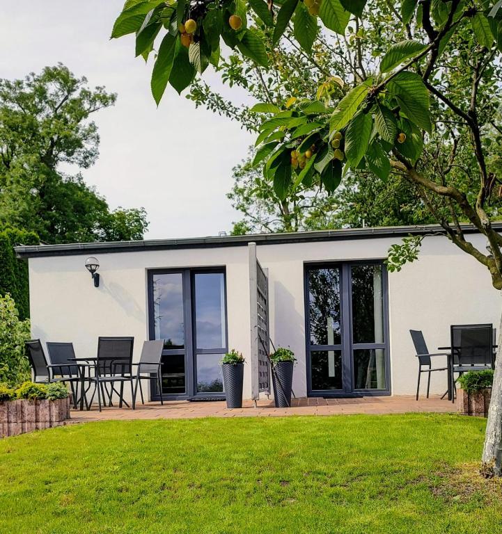 an extension of a house with patio furniture at Domki na Wodnej in Kołobrzeg