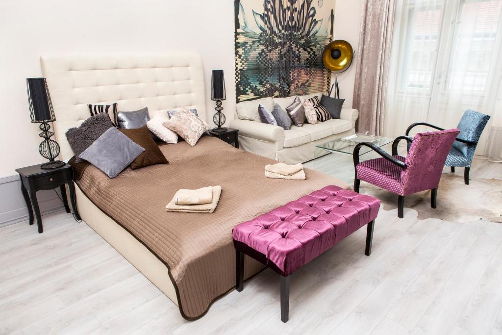 um quarto com uma cama grande e um sofá em Boutique Apartment em Budapeste