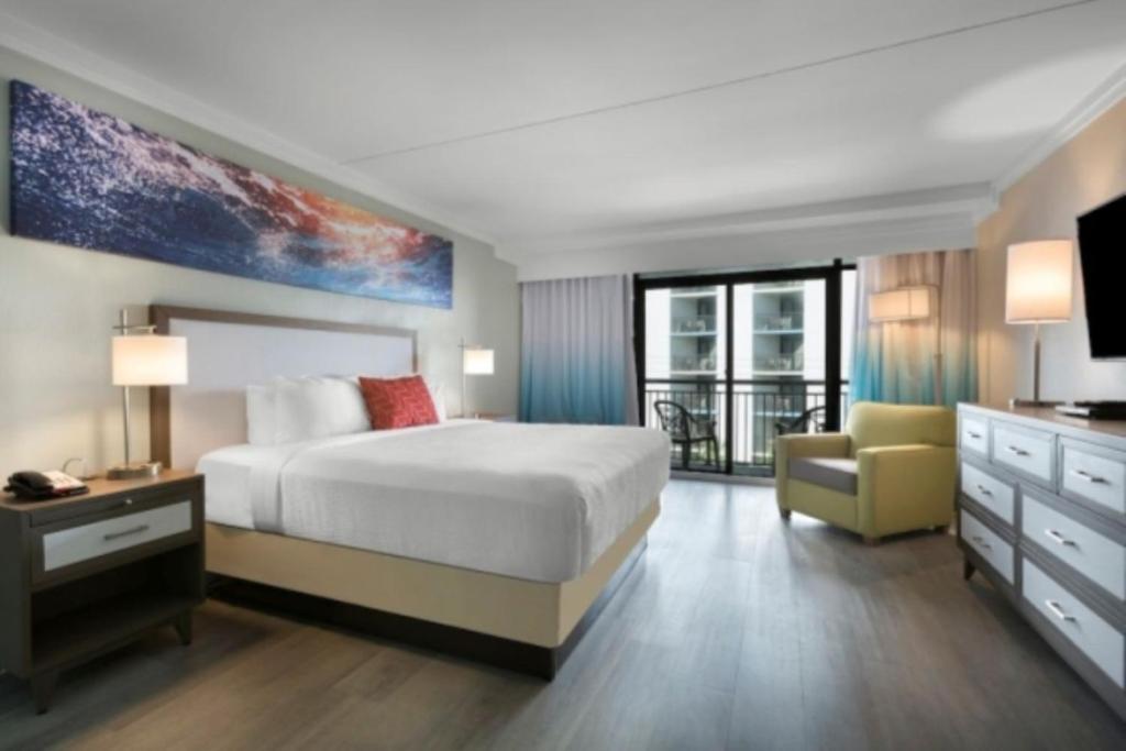 Grande Cayman Resort - Resort View Deluxe King Room