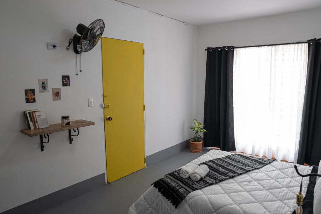 Postel nebo postele na pokoji v ubytování Laureles Garden Hostel