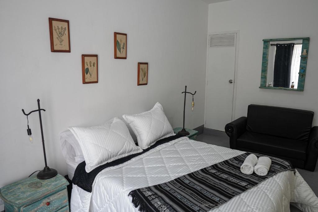 Postel nebo postele na pokoji v ubytování Laureles Garden Hostel