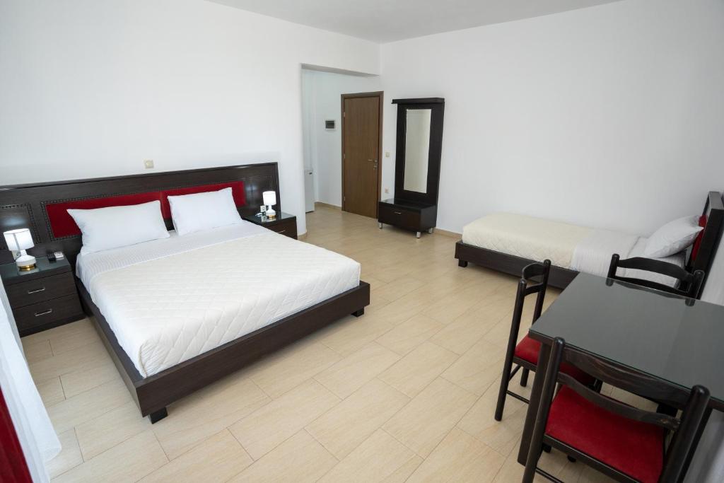 Postel nebo postele na pokoji v ubytování Kalasa Hotel