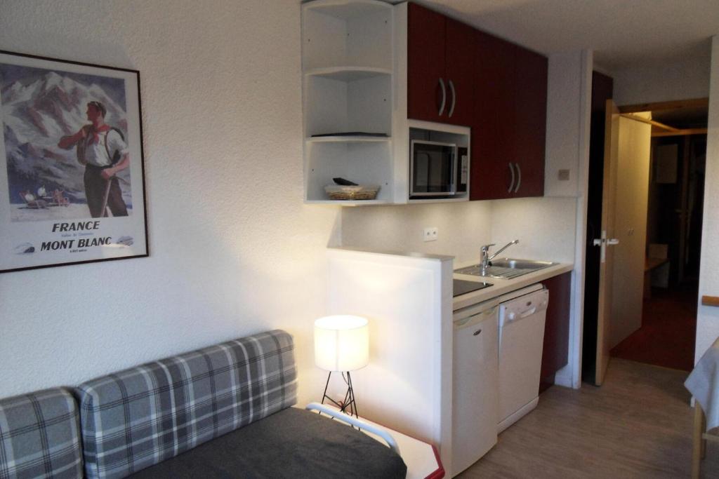 - une cuisine avec un canapé et un évier dans la chambre dans l'établissement Résidence Callisto - 2 Pièces pour 5 Personnes 524, à Mâcot La Plagne