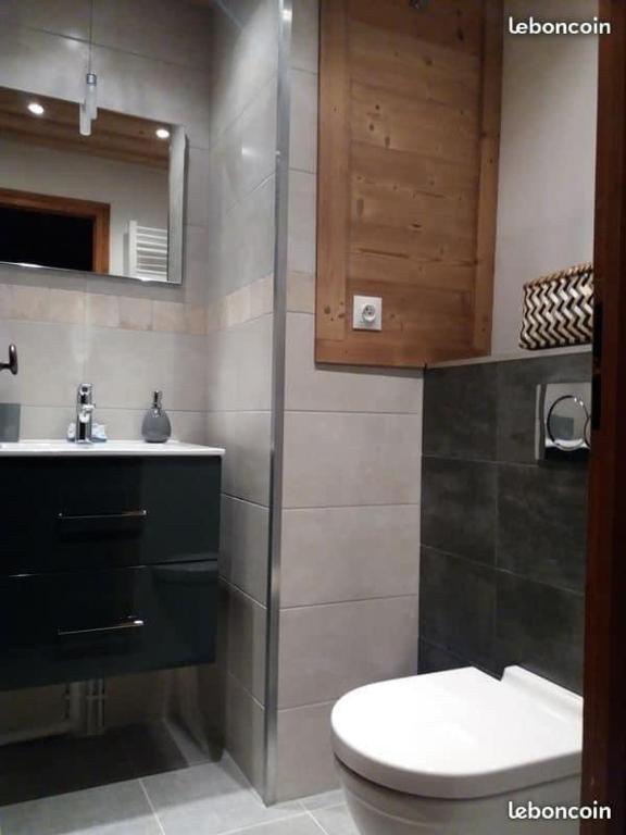 une salle de bain avec toilettes et lavabo dans l'établissement standing 4 étoiles, à Demi-Quartier