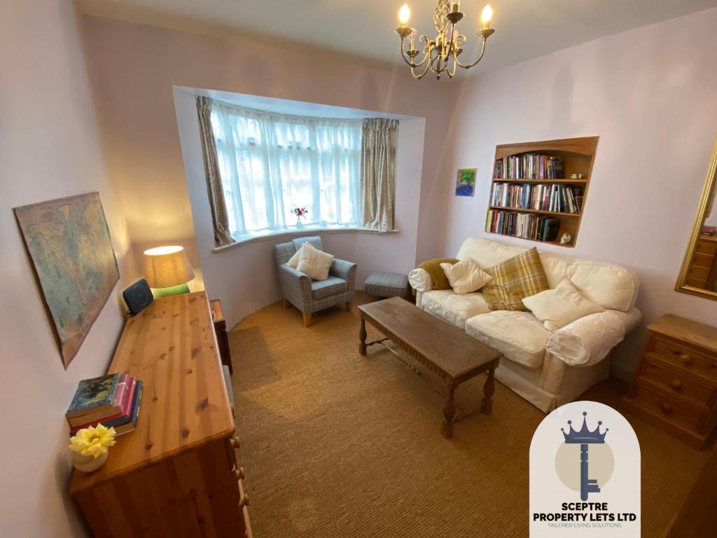 ein Wohnzimmer mit einer Couch und einem Sessel in der Unterkunft Beautiful Self-contained Cottage in Ickenham