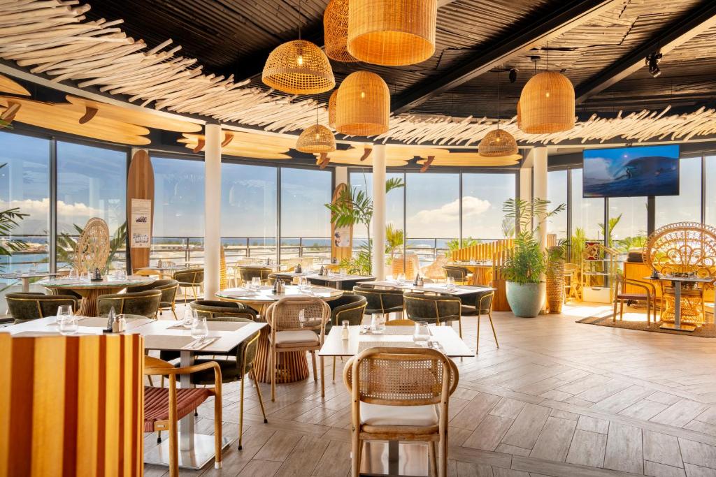 Un restaurante u otro lugar para comer en Boutique Hôtel Kon Tiki Tahiti