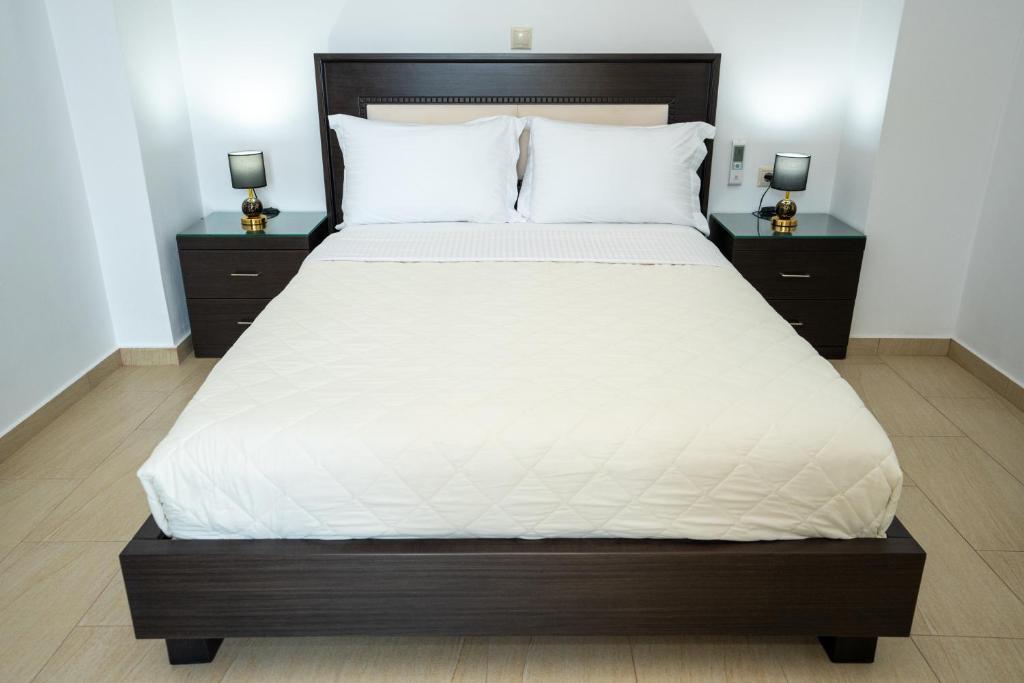 Postel nebo postele na pokoji v ubytování Kalasa Hotel