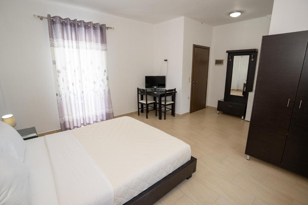 Postel nebo postele na pokoji v ubytování Kalasa Hotel