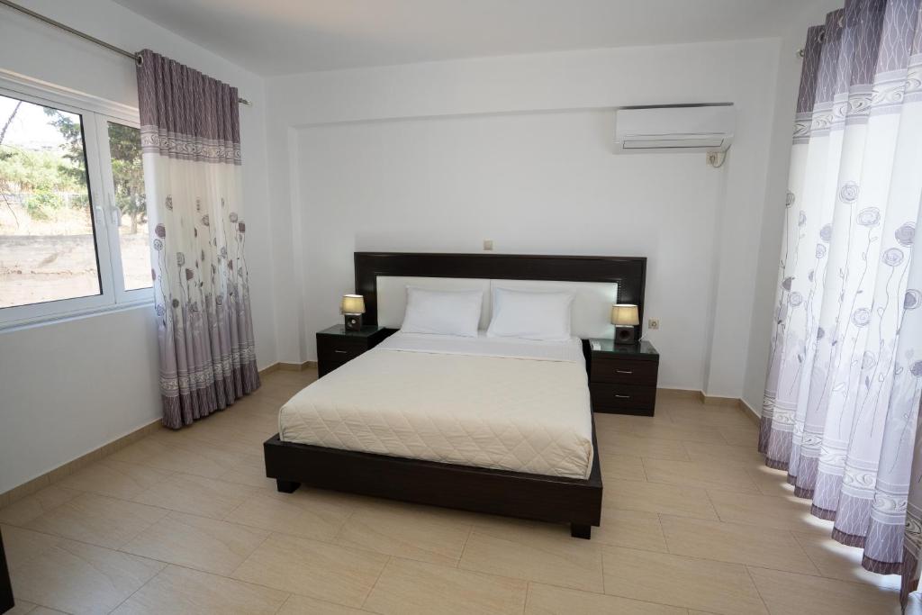 Postel nebo postele na pokoji v ubytování Kalasa Hotel