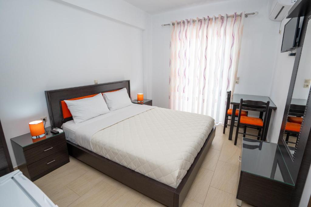 Postel nebo postele na pokoji v ubytování Kalasa Hotel