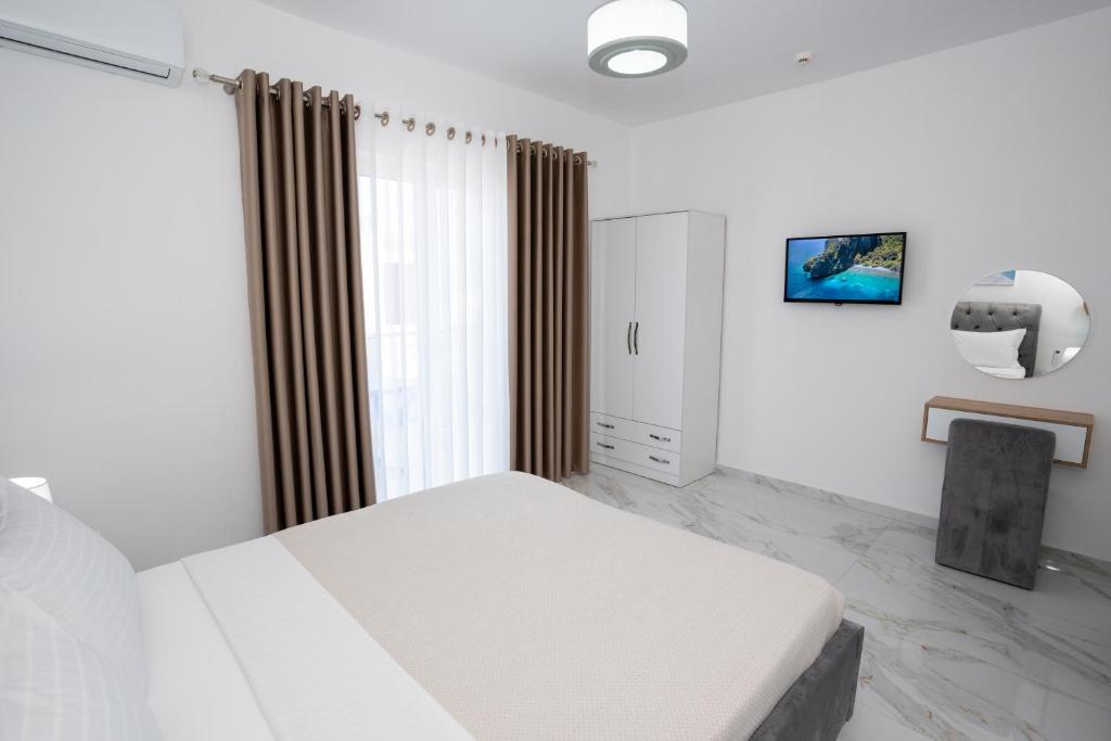 TV a/nebo společenská místnost v ubytování Kalasa Hotel