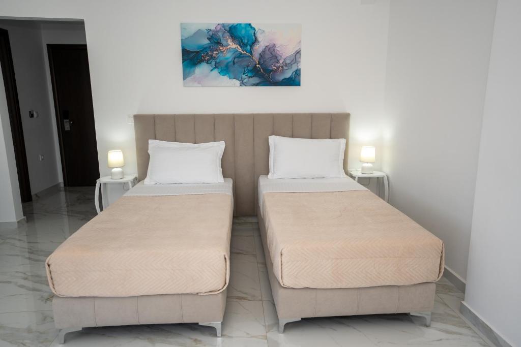 Postel nebo postele na pokoji v ubytování Kalasa Hotel