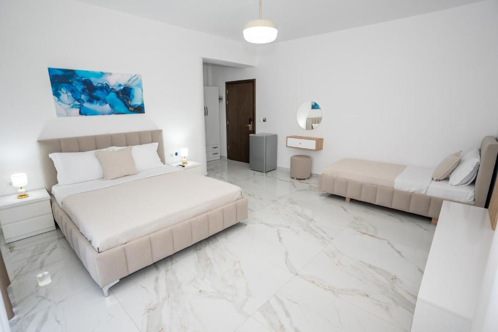 Postel nebo postele na pokoji v ubytování Kalasa Hotel