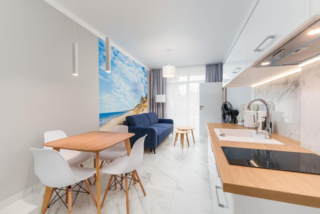 Η κουζίνα ή μικρή κουζίνα στο Apartament Baltic Park IIB z Basenem Letnim by HolidaySun